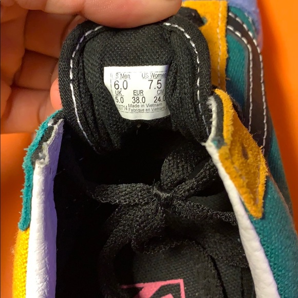 Vans - Picture 3 of 9